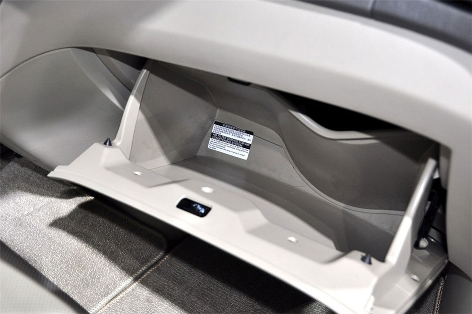 2013款 2.4L MT 尊贵型 座椅空间