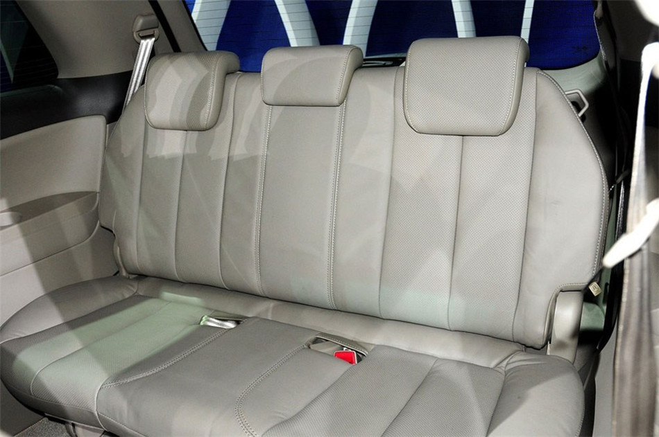 2013款 2.4L MT 尊贵型 座椅空间
