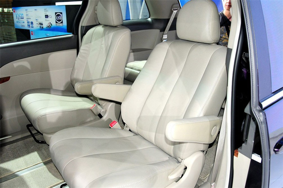 2013款 2.4L MT 尊贵型 座椅空间