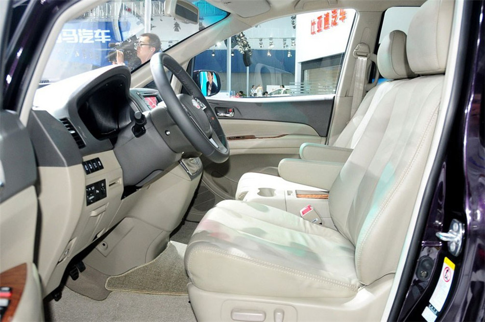 2013款 2.4L MT 尊贵型 座椅空间