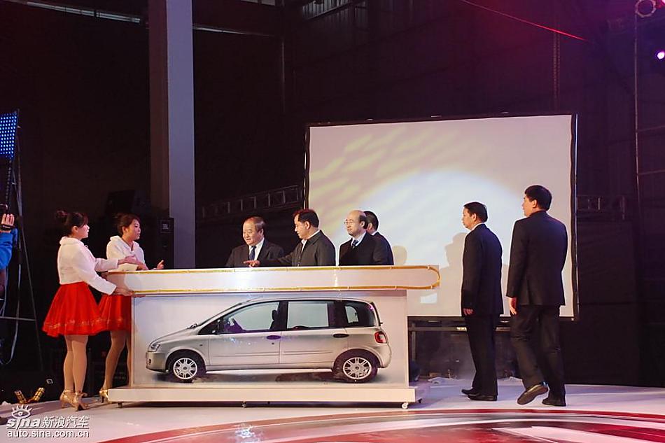 众领导共同启动梦迪博朗下线按钮