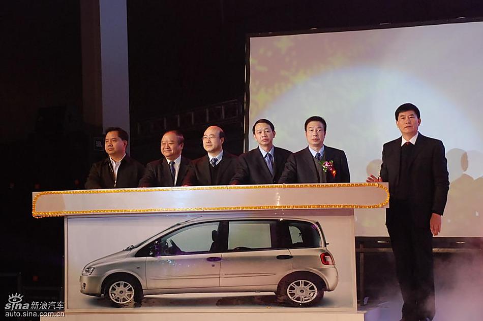 众领导共同启动梦迪博朗下线按钮