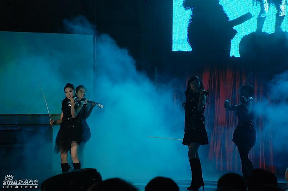 梦迪博朗上市现场歌舞表演