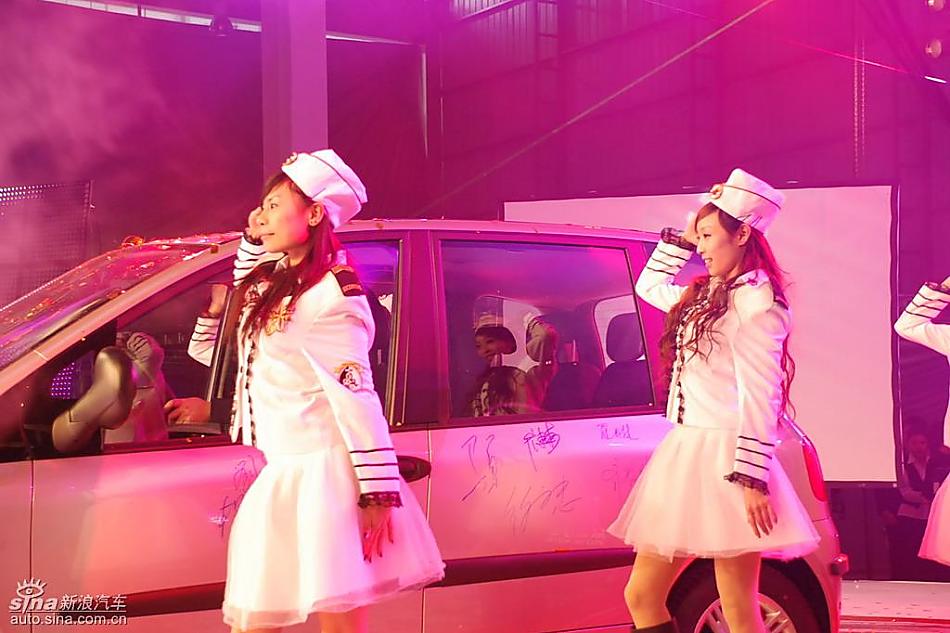 梦迪博朗上市现场歌舞表演