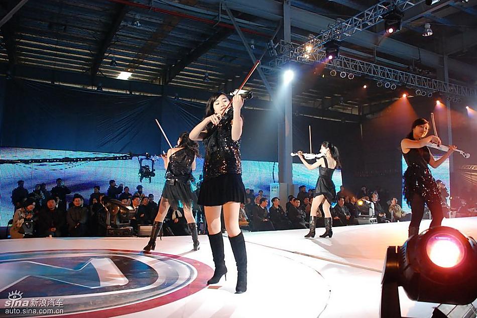 梦迪博朗上市现场歌舞表演