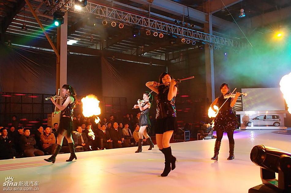 梦迪博朗上市现场歌舞表演