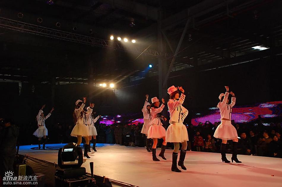 梦迪博朗上市现场歌舞表演