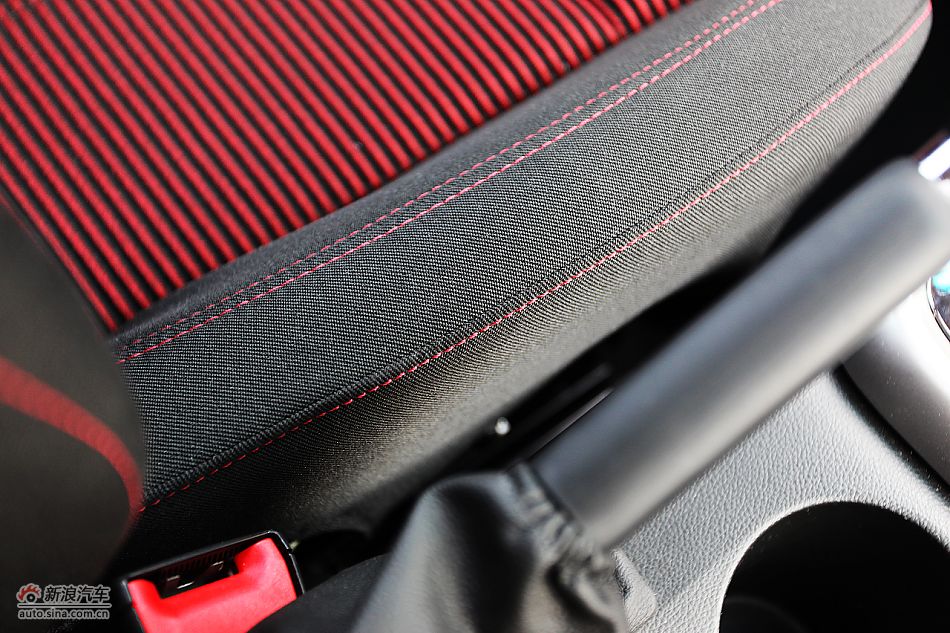 英朗GT1.6T新锐运动版内饰图片