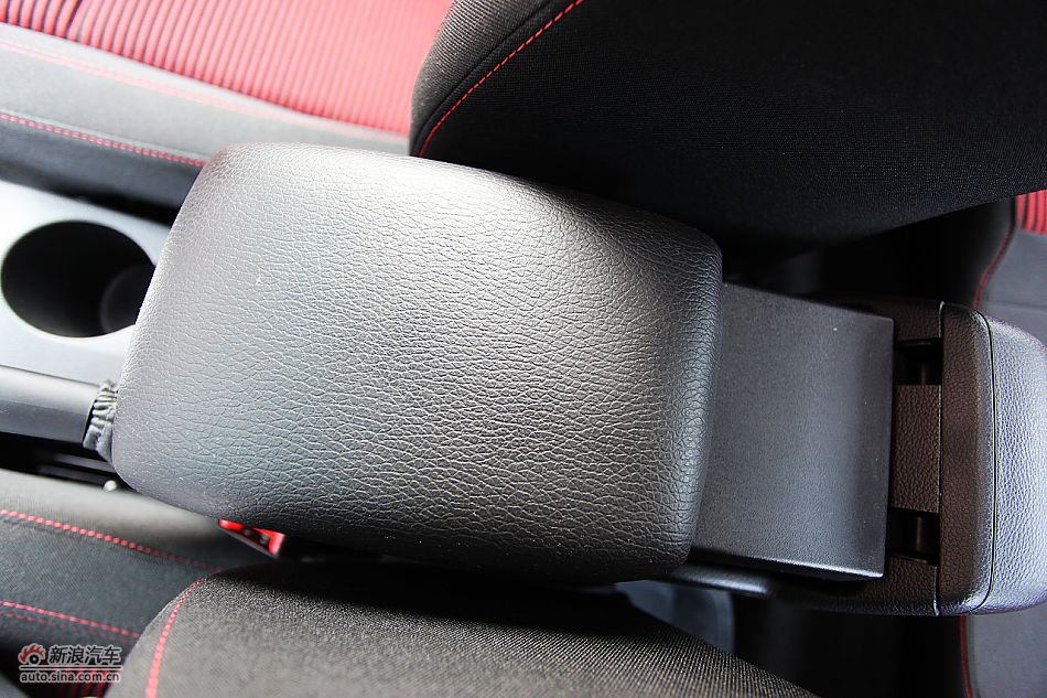 英朗GT1.6T新锐运动版内饰图片
