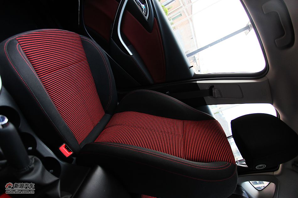 英朗GT1.6T新锐运动版内饰图片