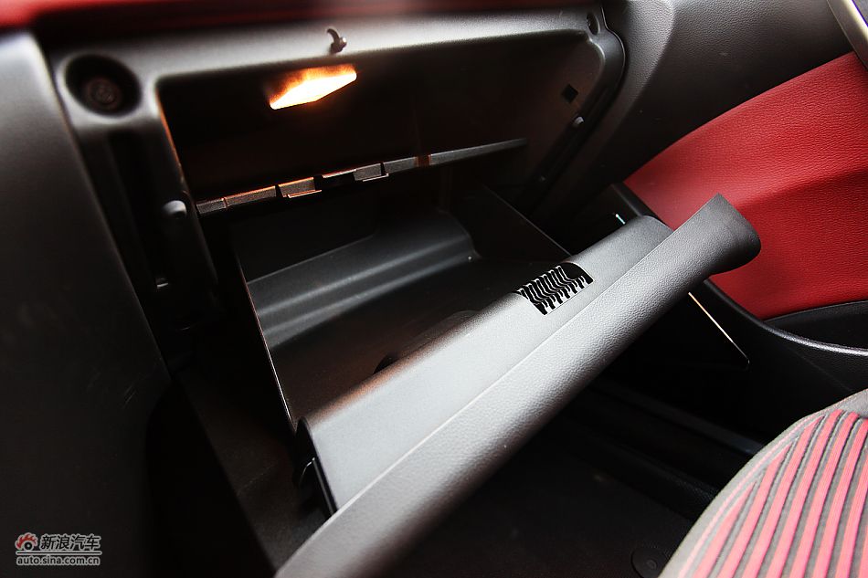 英朗GT1.6T新锐运动版内饰图片