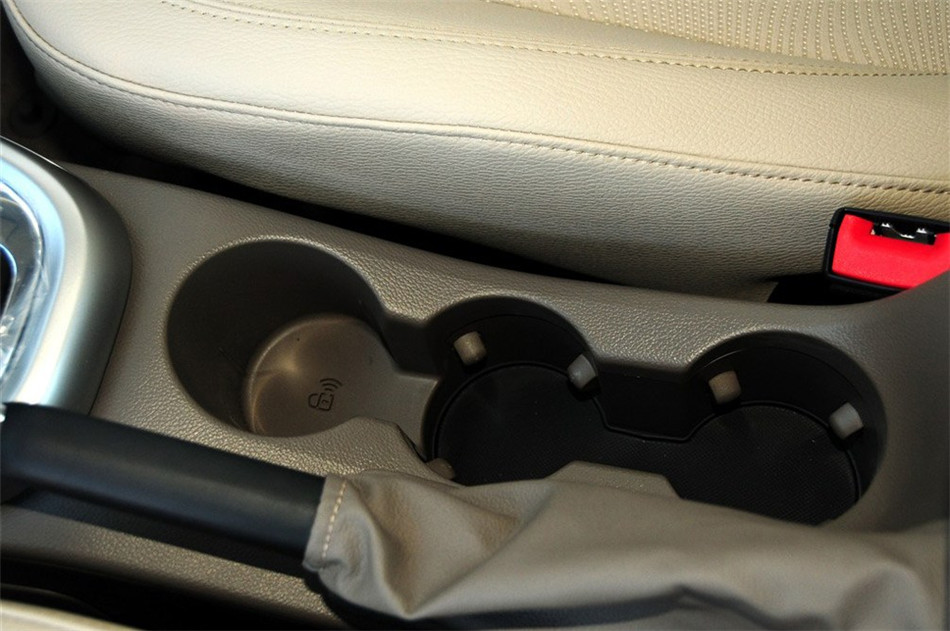 2013款 1.6L AT 时尚版 内饰