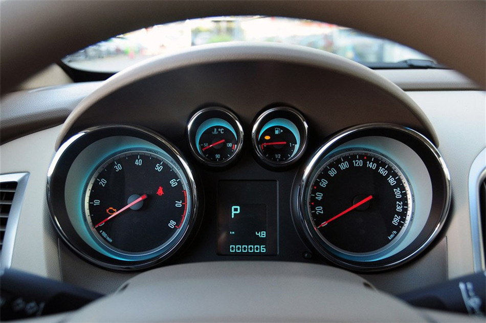 2013款 1.6L AT 时尚版 内饰