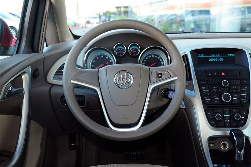 2013款 1.6L AT 时尚版 内饰