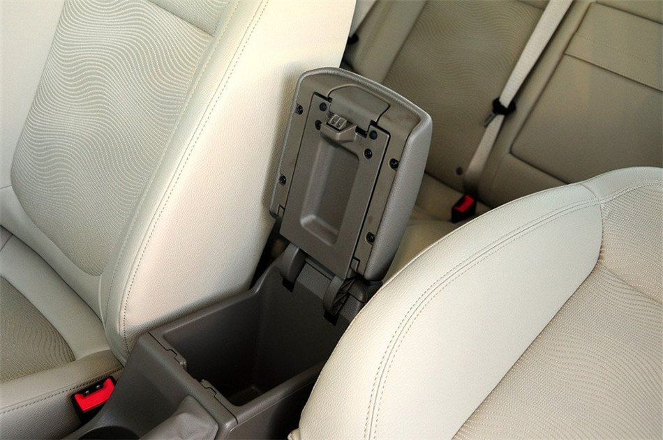 2013款 1.6L AT 时尚版 座椅空间