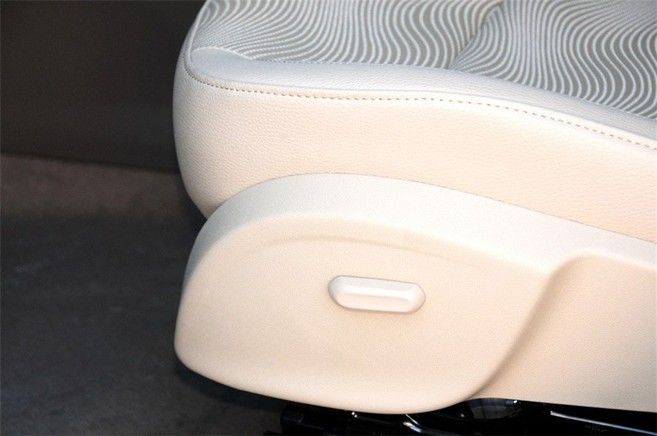 2013款 1.6L AT 时尚版 座椅空间