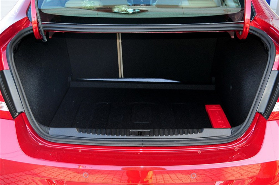 2013款 1.6L AT 时尚版 座椅空间