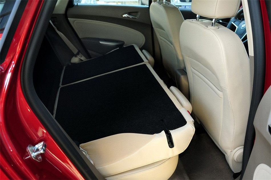 2013款 1.6L AT 时尚版 座椅空间