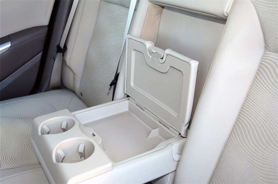 2013款 1.6L AT 时尚版 座椅空间