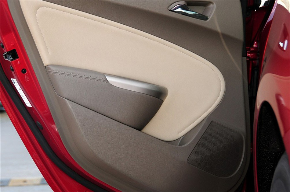 2013款 1.6L AT 时尚版 座椅空间