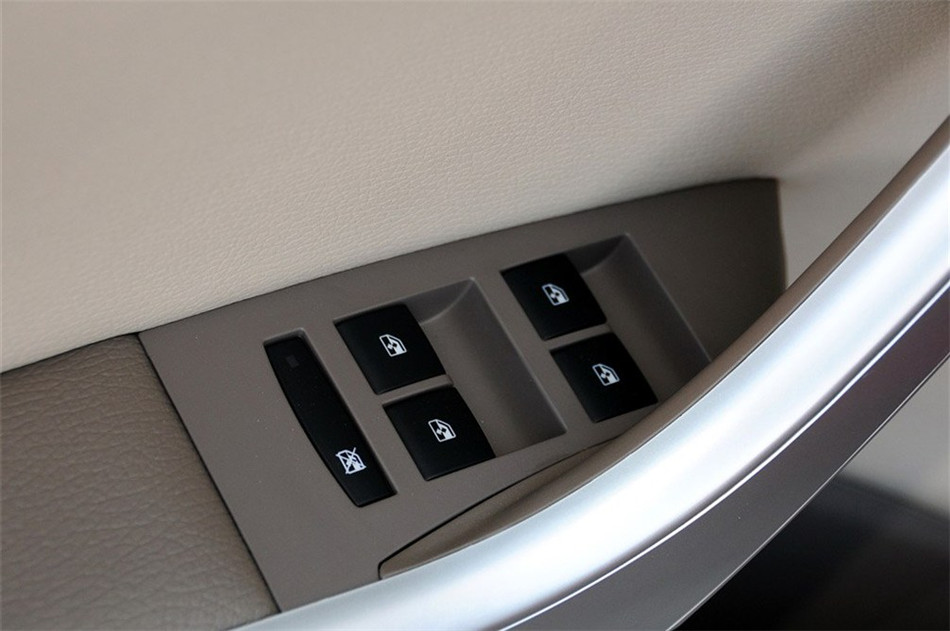 2013款 1.6L AT 时尚版 座椅空间