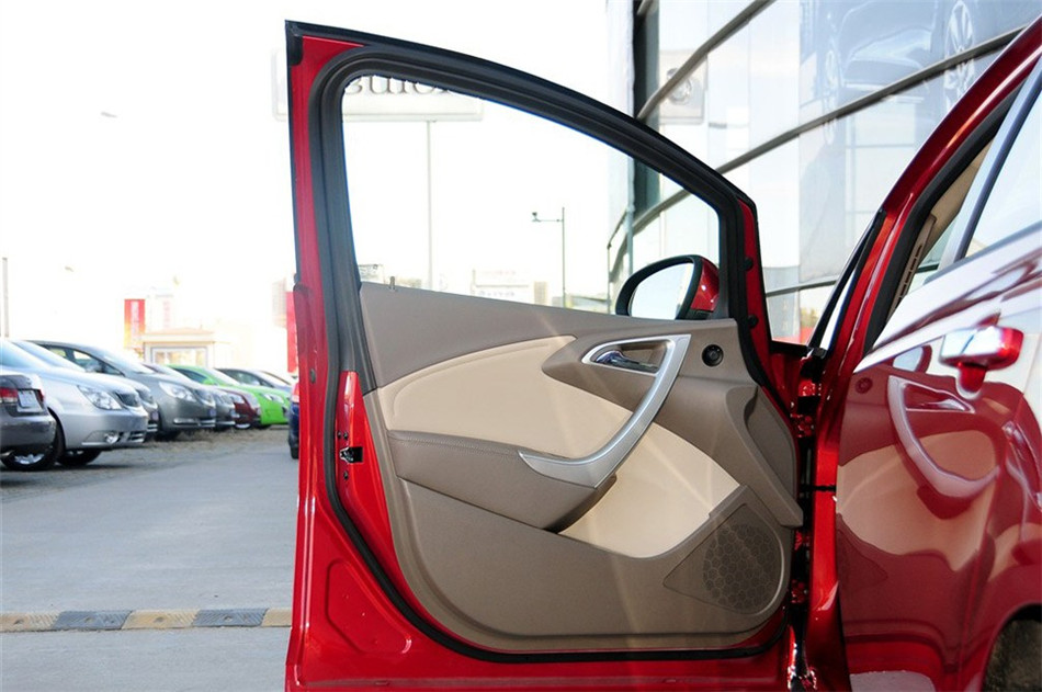 2013款 1.6L AT 时尚版 座椅空间