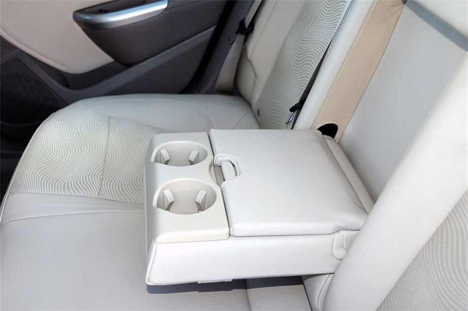 2013款 1.6L AT 时尚版 座椅空间