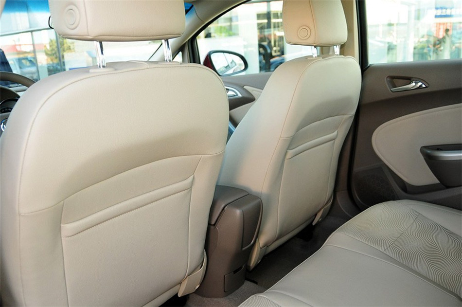 2013款 1.6L AT 时尚版 座椅空间