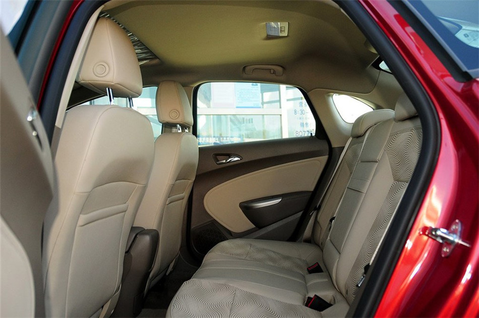 2013款 1.6L AT 时尚版 座椅空间