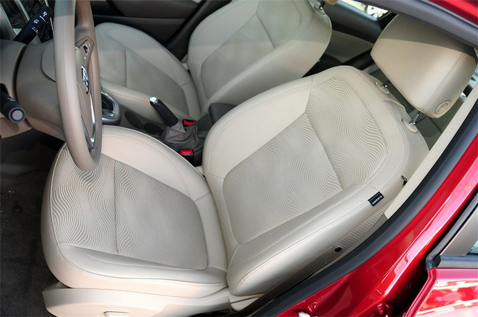 2013款 1.6L AT 时尚版 座椅空间