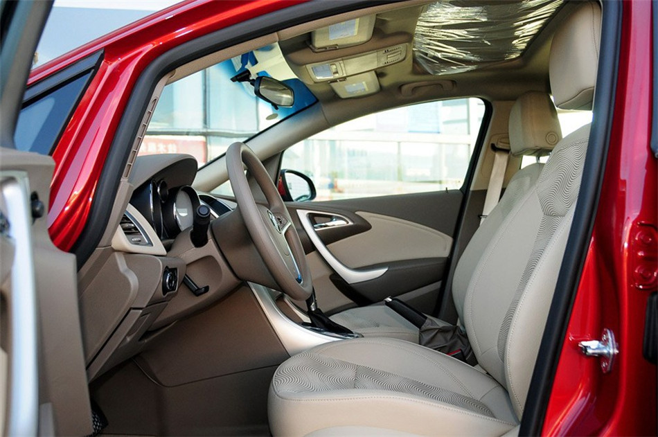 2013款 1.6L AT 时尚版 座椅空间