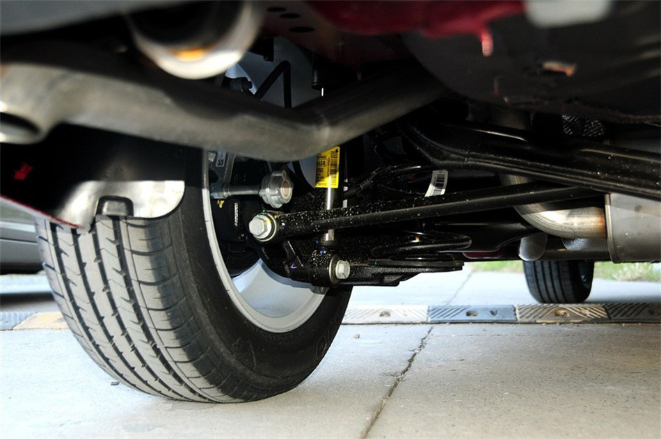 2013款 1.6L AT 时尚版 引擎底盘