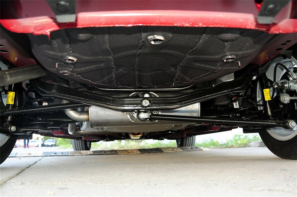 2013款 1.6L AT 时尚版 引擎底盘