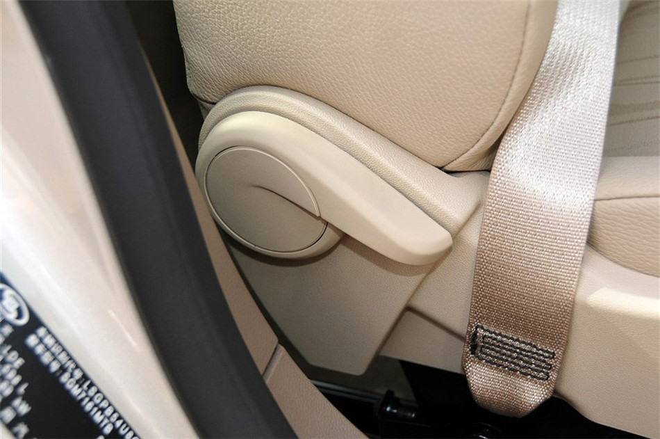 2012款 1.6L MT 舒适天窗版 座椅空间