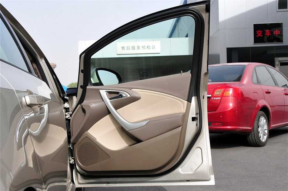 2012款 1.6L MT 舒适天窗版 座椅空间