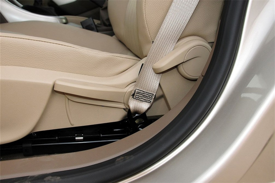 2012款 1.6L MT 舒适天窗版 座椅空间