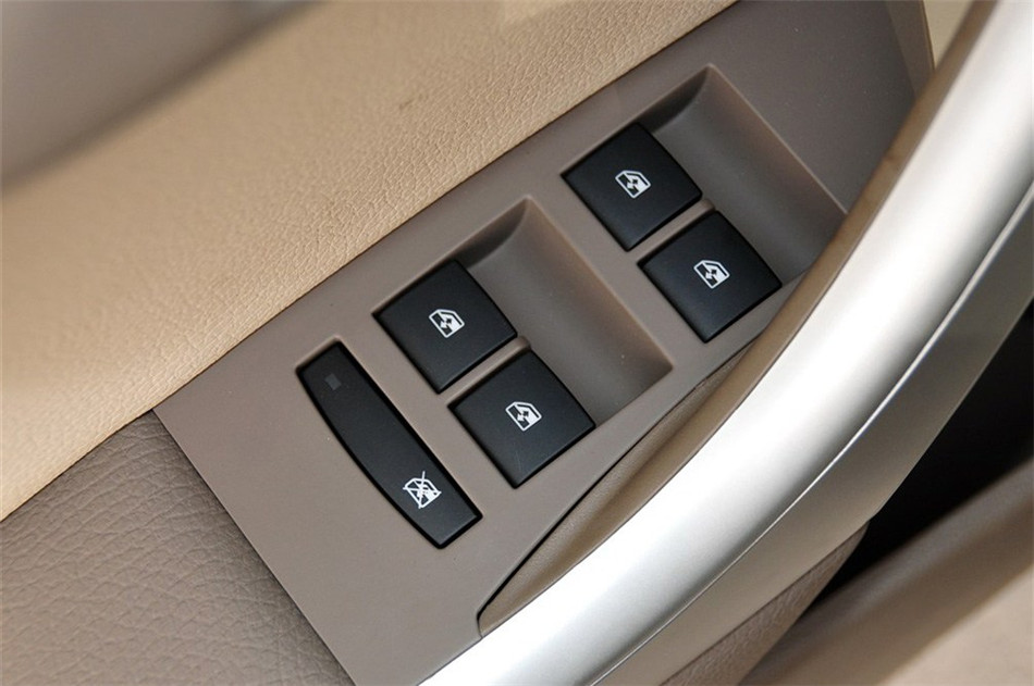 2012款 1.6L MT 舒适天窗版 座椅空间