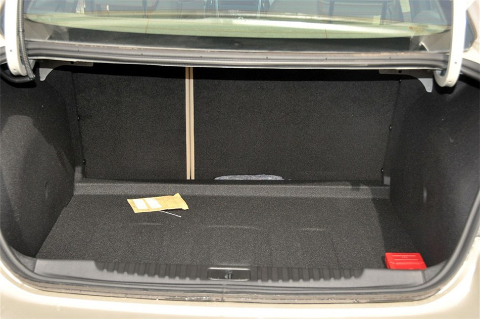 2012款 1.6L MT 舒适天窗版 座椅空间