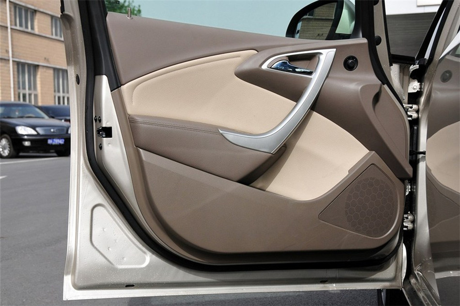 2012款 1.6L MT 舒适天窗版 座椅空间