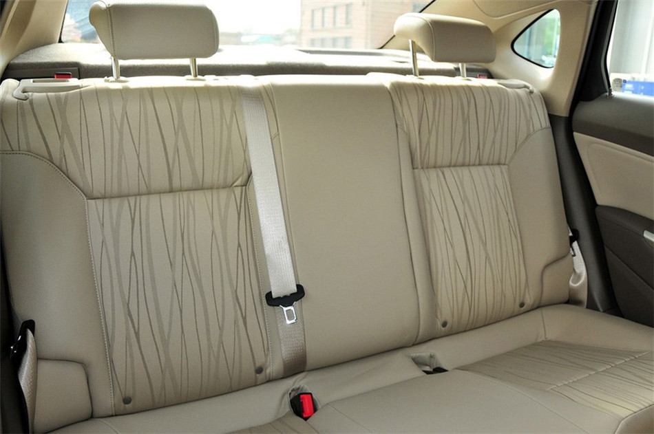 2012款 1.6L MT 舒适天窗版 座椅空间