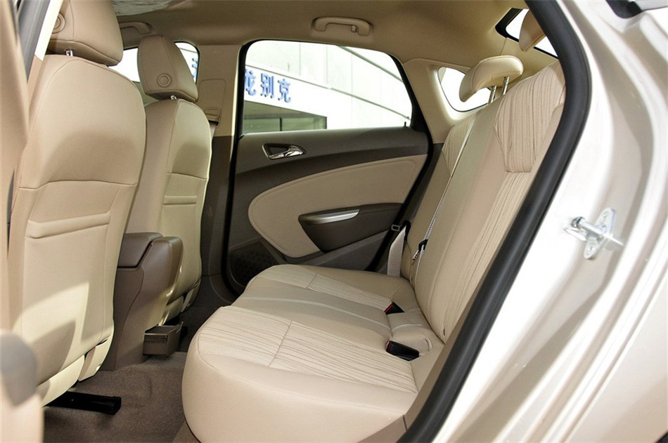 2012款 1.6L MT 舒适天窗版 座椅空间