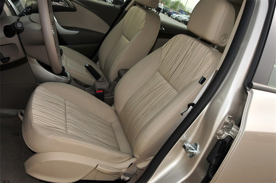 2012款 1.6L MT 舒适天窗版 座椅空间