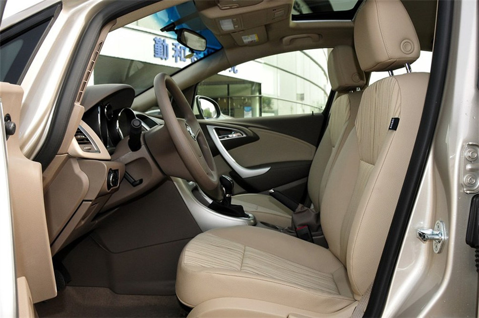 2012款 1.6L MT 舒适天窗版 座椅空间
