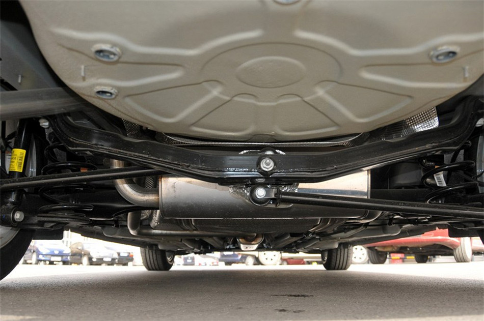 2012款 1.6L MT 舒适天窗版 引擎底盘