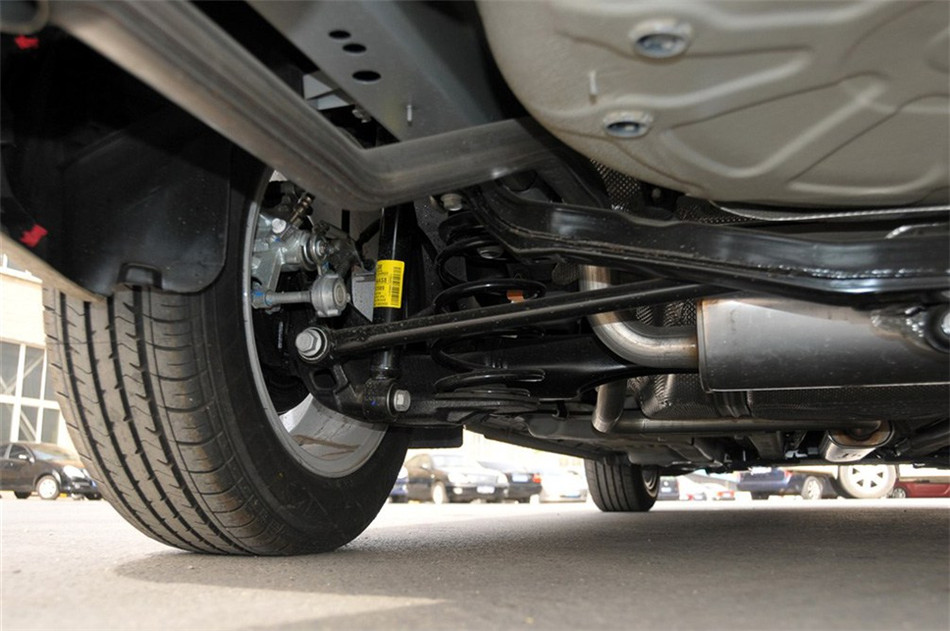 2012款 1.6L MT 舒适天窗版 引擎底盘