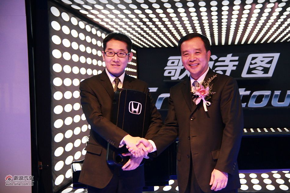 歌诗图首位车主海岩与姚一鸣合影