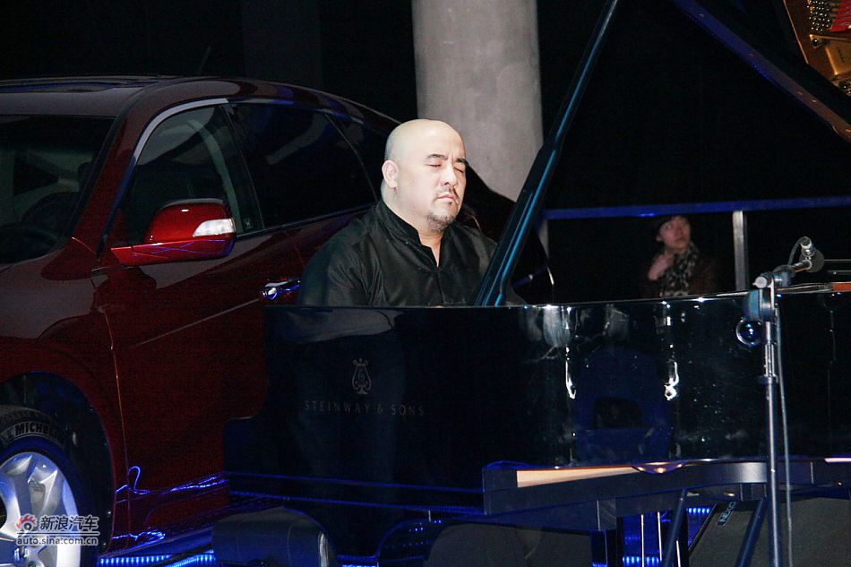 发布会现场孔祥东激情表演