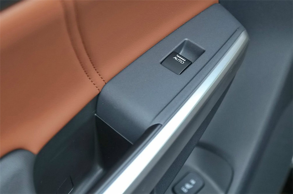 2014款 2.4L AT 豪华导航版 座椅空间