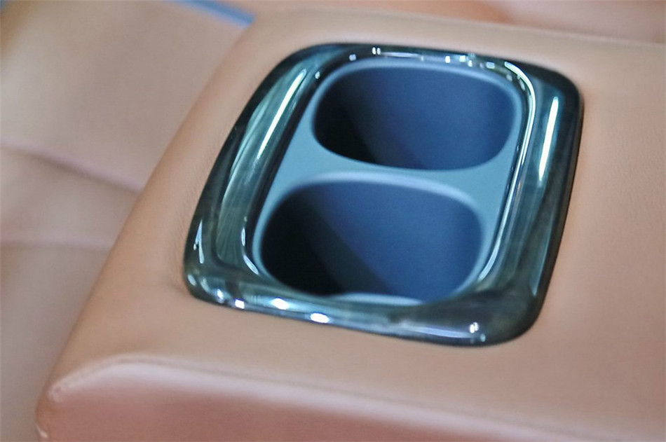 2014款 2.4L AT 豪华导航版 座椅空间