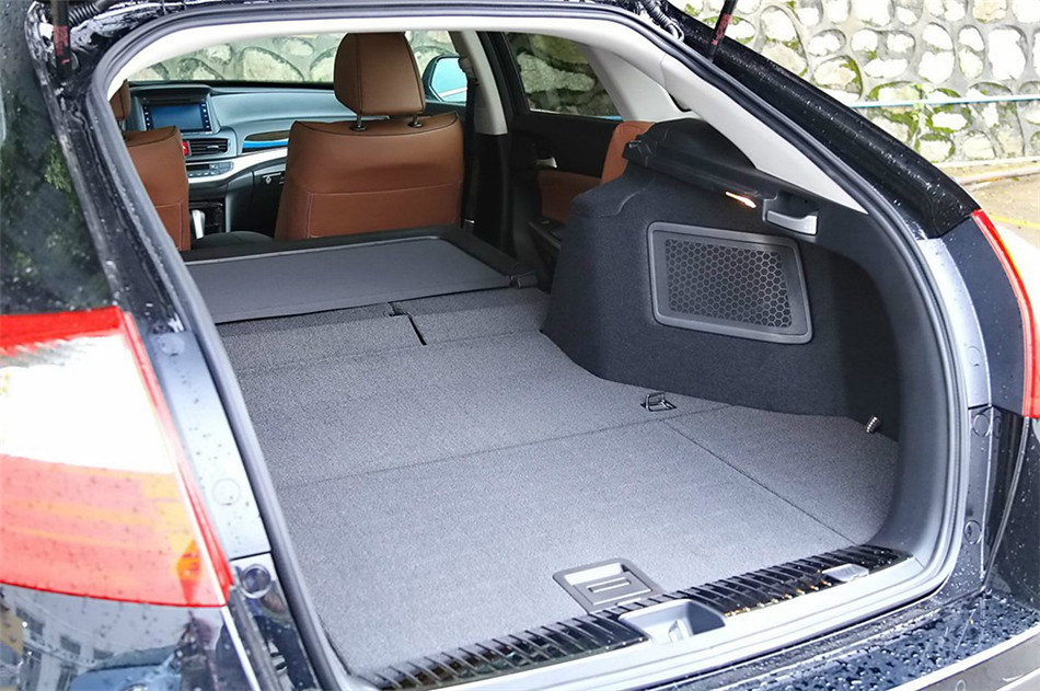 2014款 2.4L AT 豪华导航版 座椅空间